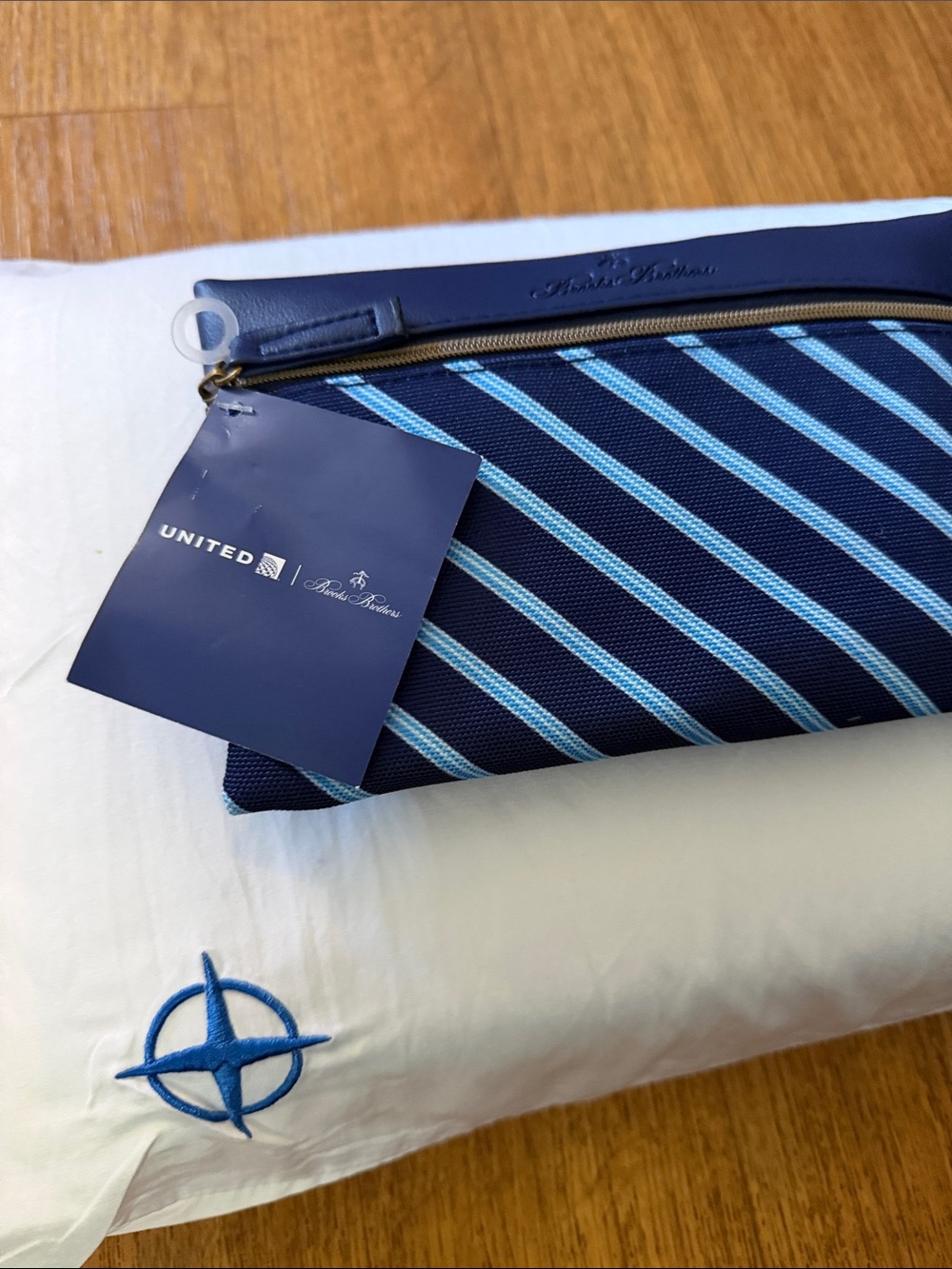 UNITED AIRLINES MEMORY FOAM GEL PILLOW POLARIS BROOKS BROTHERS WALLET BAG PURSE - Picture 2 of 6